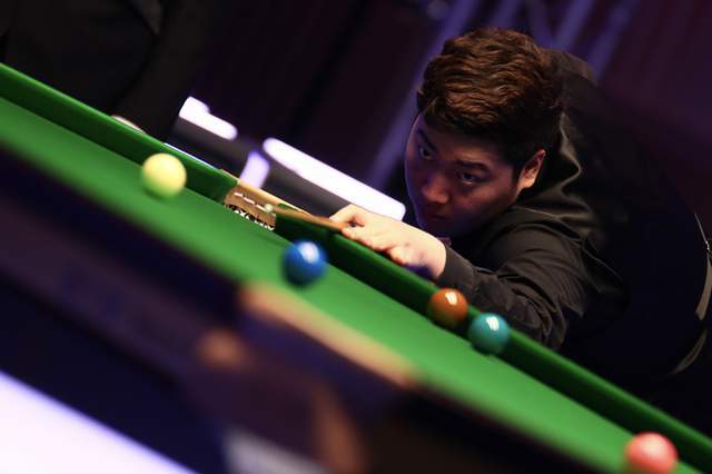 这与他坚持 这与他坚持